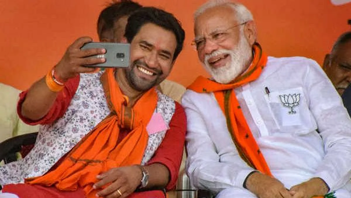 आधी हरलेल्या 'निरहुआ'वर भाजपचा पुन्हा विश्वास! नक्वींना थेट उपराष्ट्रपतिपद?