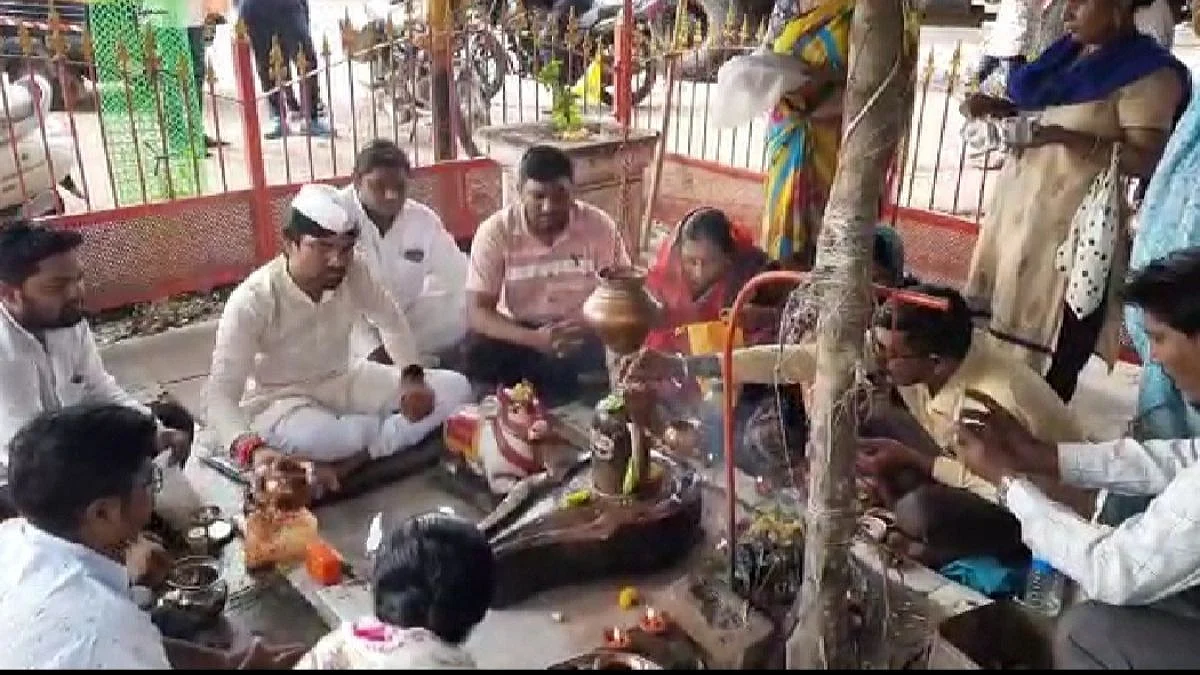 एकनाथ खडसेंच्या विजयासाठी दुग्धाभिषेक ; मंत्री होऊन जळगावला या !