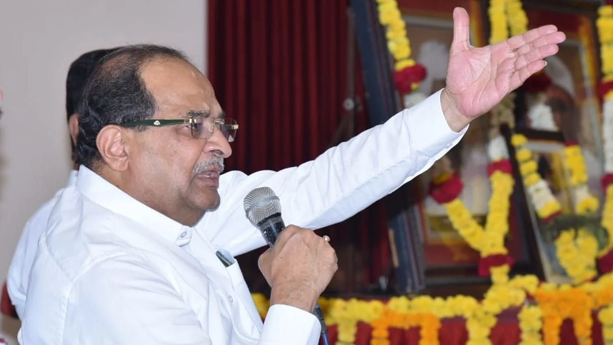 शिर्डी व संगमनेर स्वतंत्र मतदार संघ असल्याचे भान ठेवा : विखेंनी अधिकाऱ्यांना खडसावले