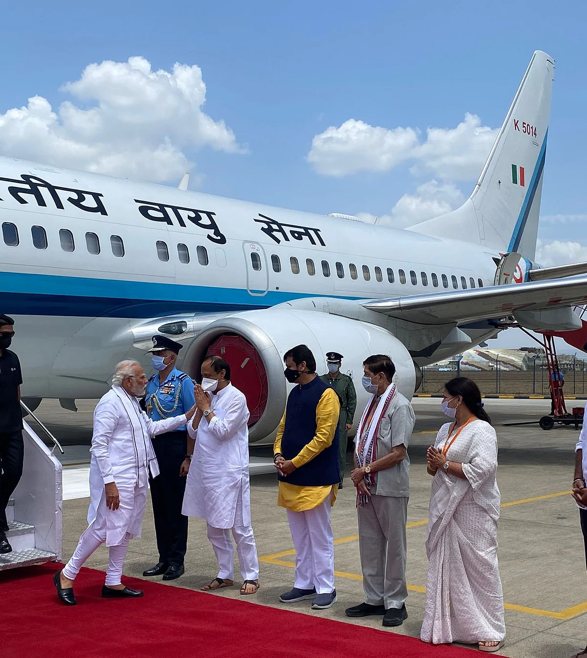 पंतप्रधान मोदींनी ठेवला अजितदादांच्या खांद्यावर हात !