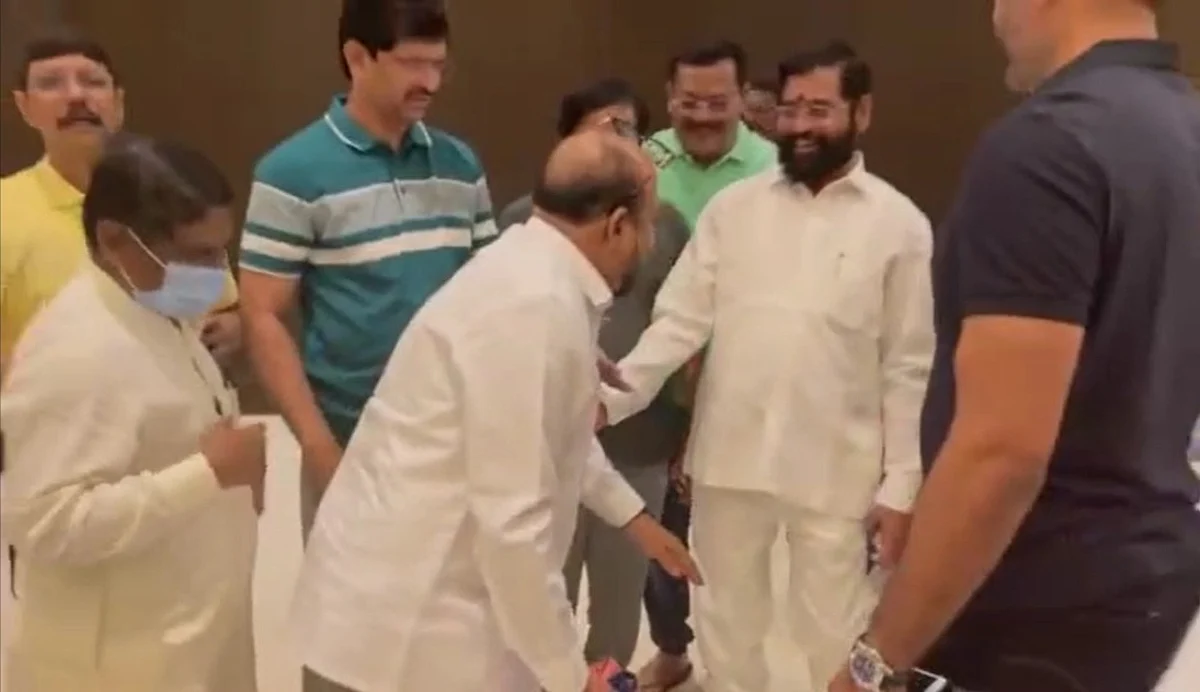 ४ वेळचे आमदार आणि २ वेळचे मंत्री गुलाबराव पाटील यांनीही एकनाथ शिंदेंचे पाय धरले