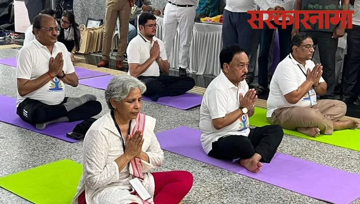 मेट्रो स्थानकाच्या फलाटावर नारायण राणेंनी केला योगा