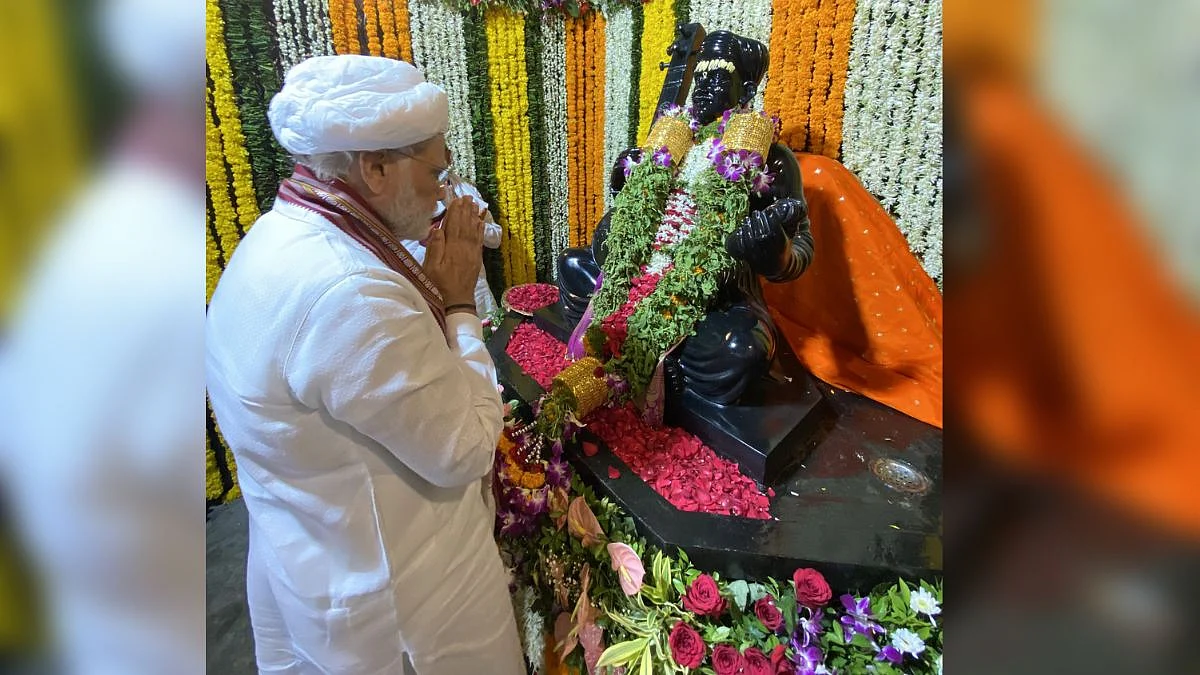 मस्तक माझे पायावरी, या वारकरी संतांच्या! पंतप्रधान मोदी तुकोबांच्या चरणी नतमस्तक
