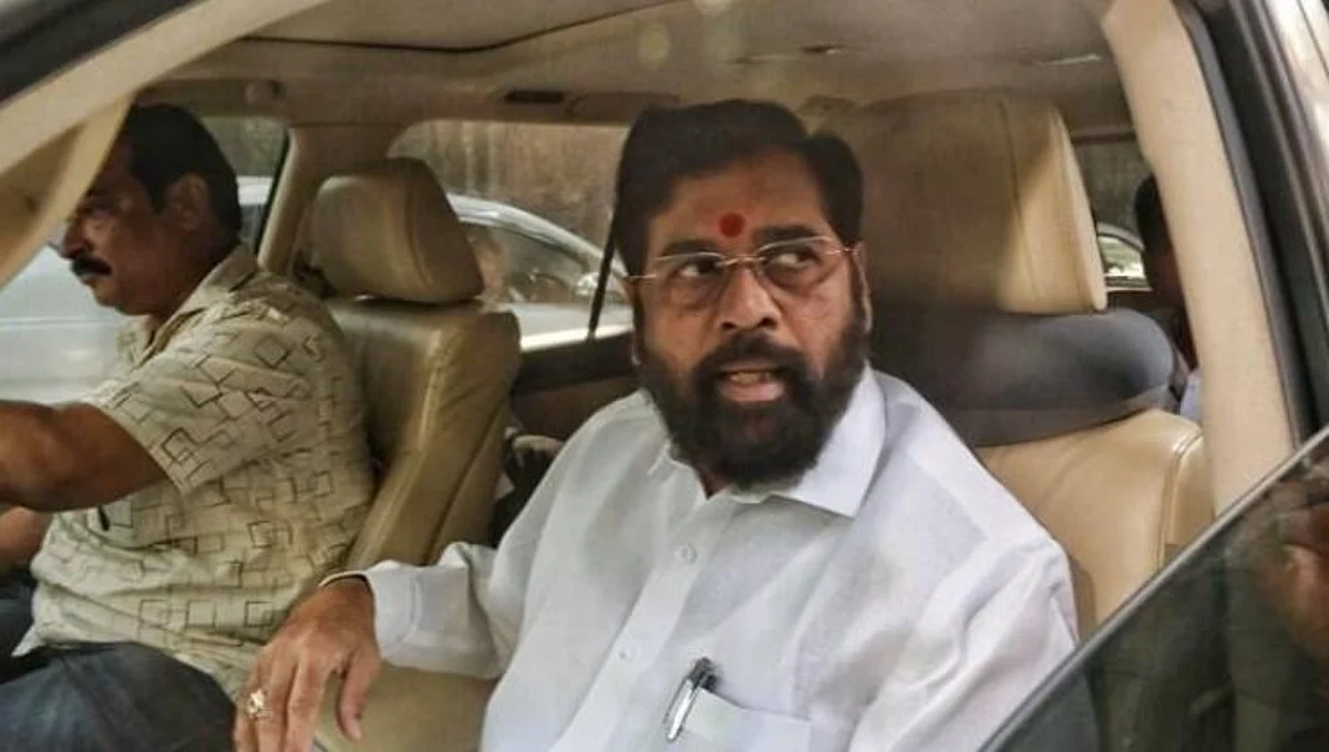 बंडखोर आमदार अ्न शिवसेनेतील अंतर वाढले; शिंदे समर्थकांना थेट आसामला नेणार