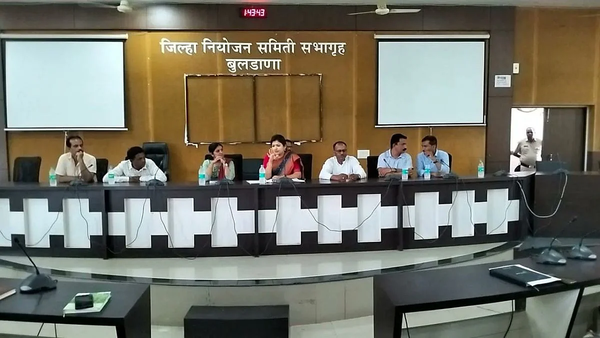 आवाज बंद....; श्वेता महालेंनी कृषी अधिकाऱ्यांना अक्षरश: झापलं