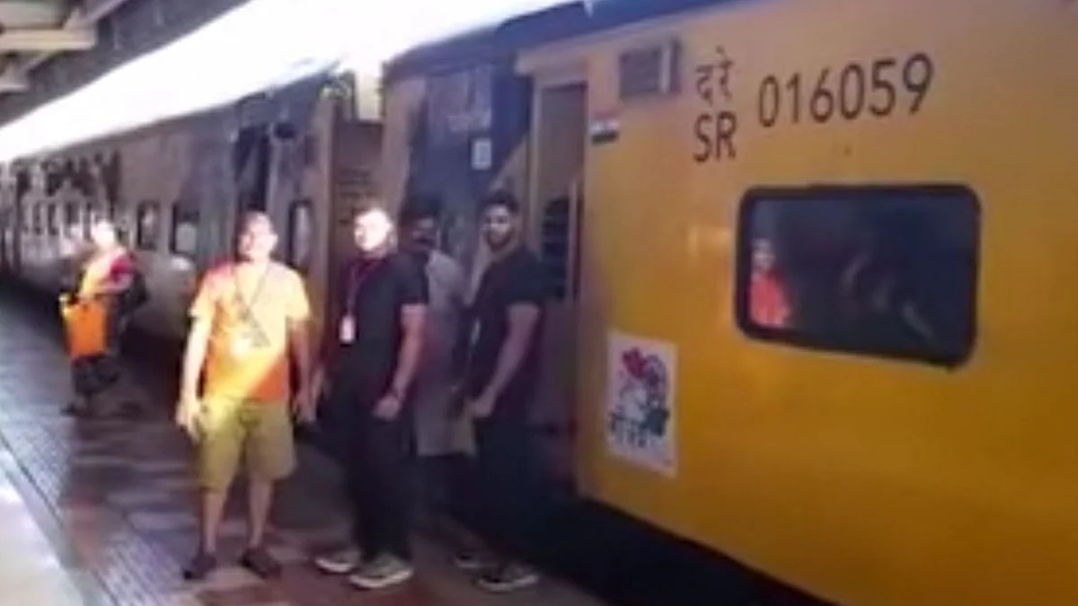 देशातील पहिली खासगी प्रवासी ट्रेन पोचली शिर्डीत