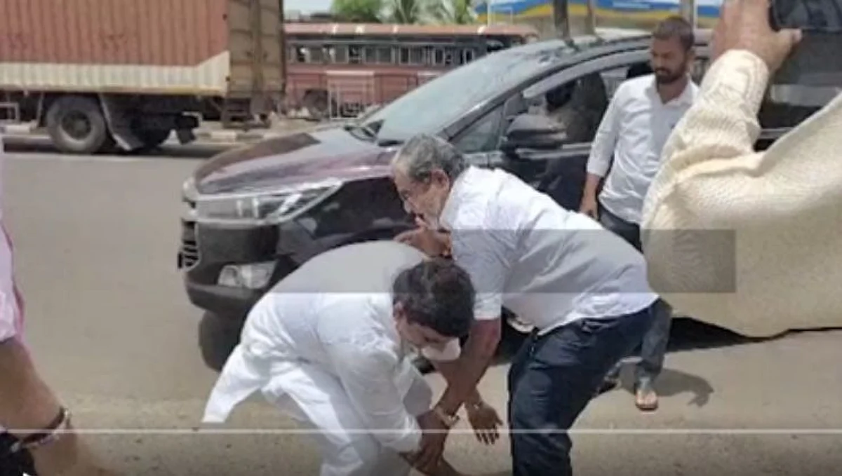 नवनिर्वाचित खासदार महाडिकांनी महामार्गावरच घेतले राजू शेट्टींचे आशीर्वाद!