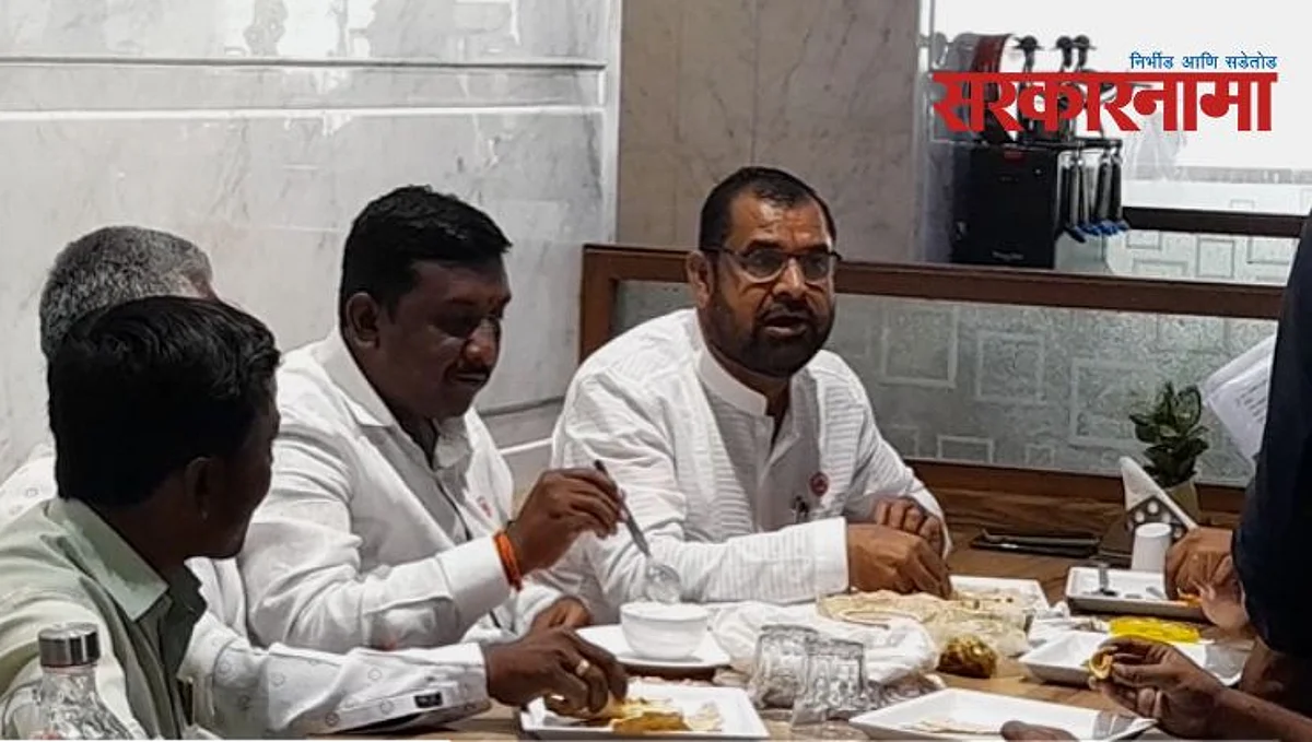 सदाभाऊंनी घेतला बिलाचा धसका...? ‘थ्री स्टार’ हॉटेलमध्ये घरगुती शिदोरीवर केली न्याहरी!