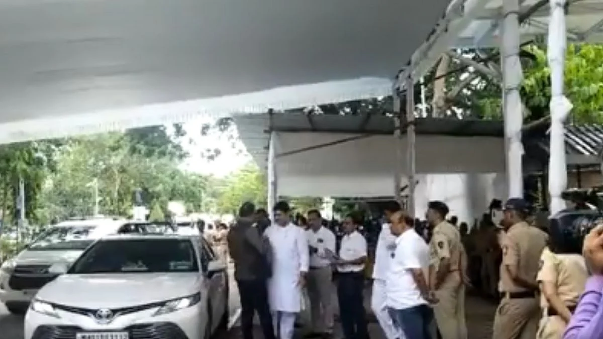 बावनकुळे धनंजय मुंडेंच्या कानात काय कुजबुजले? भेटीगाठींनी चर्चांना आलं उधाण