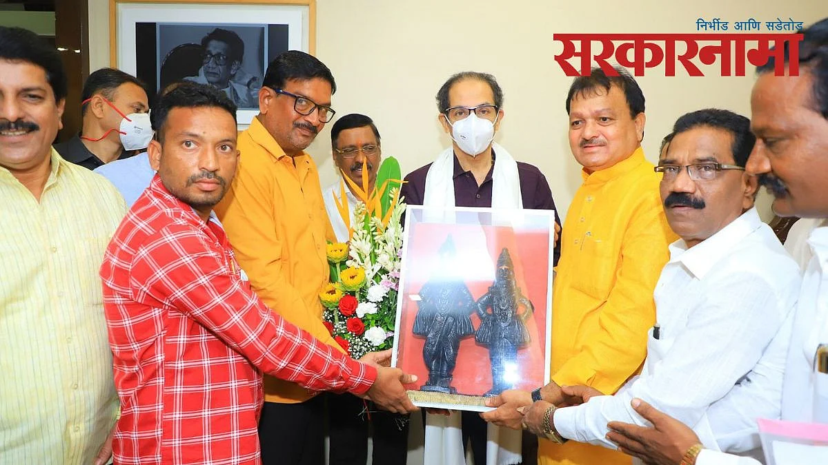 Uddhav Thakre welcomes Prof Sharad Patil & his colligues.