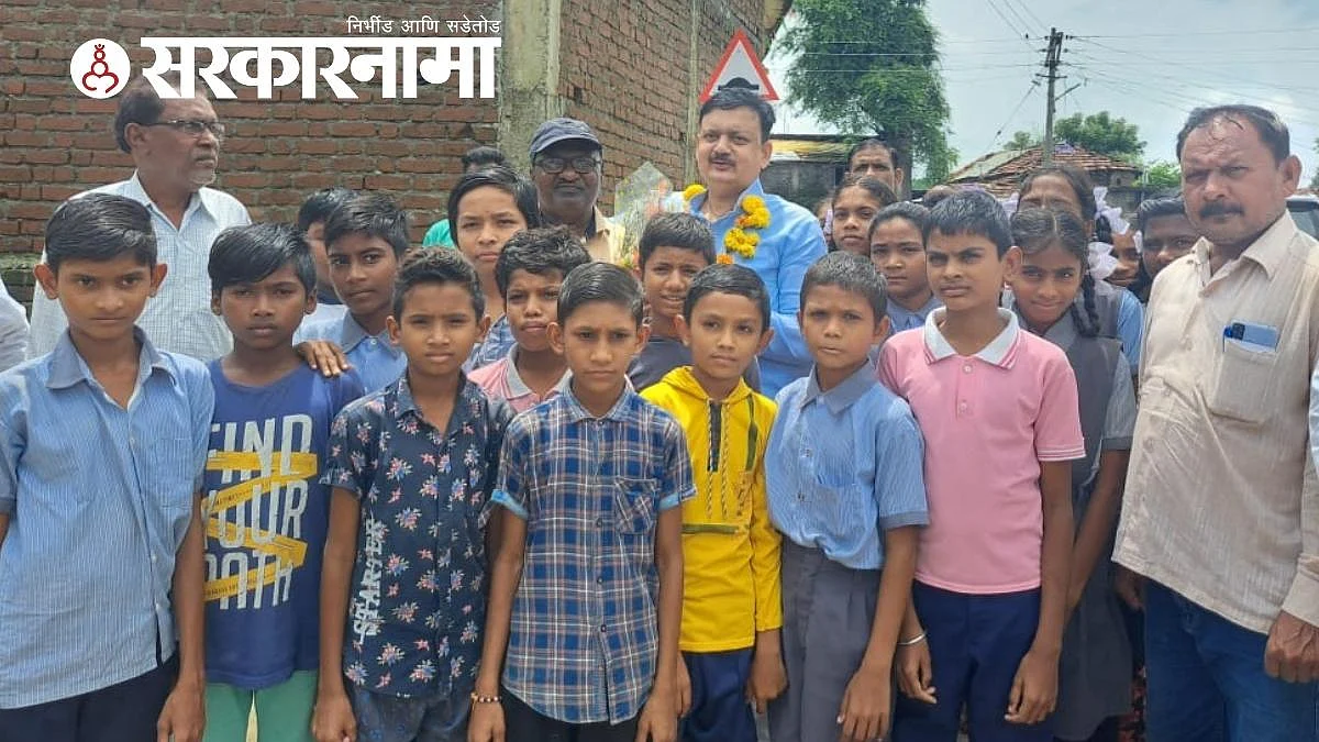 MP Balu Dhanorkar with Students of ZP School.