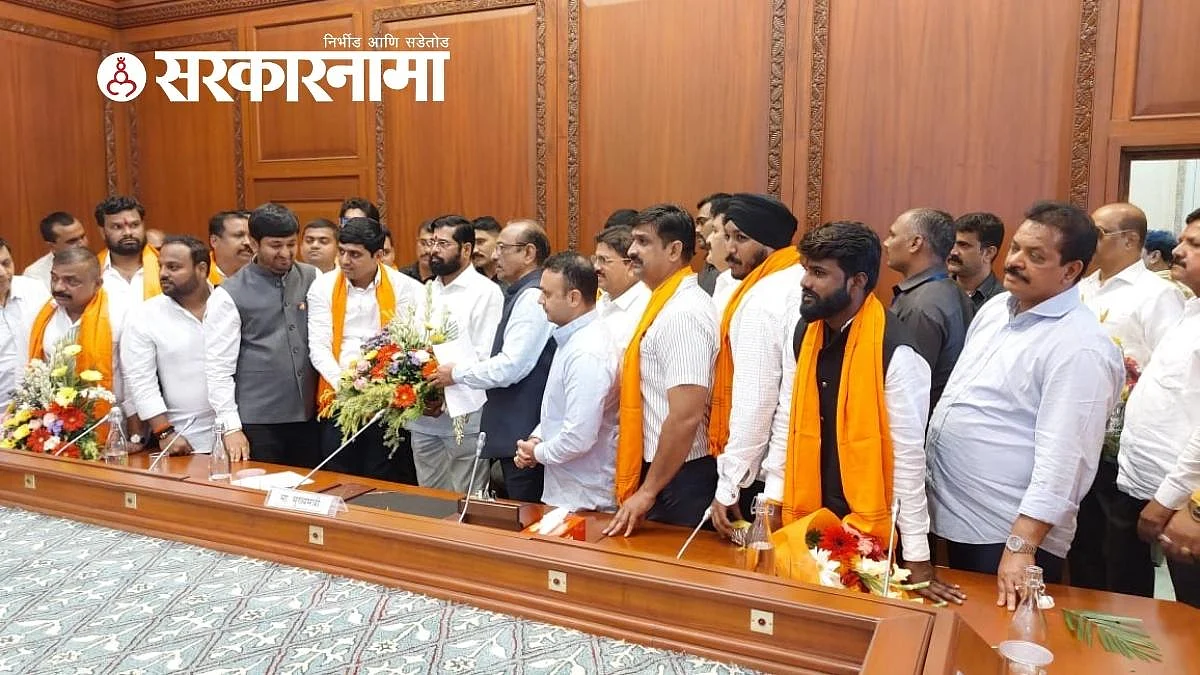 Akola's Shivsainiks with Eknath Shinde