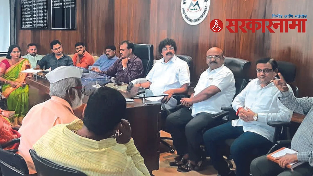 Mayor Pradeep Karpe in Dhule corporation meeting