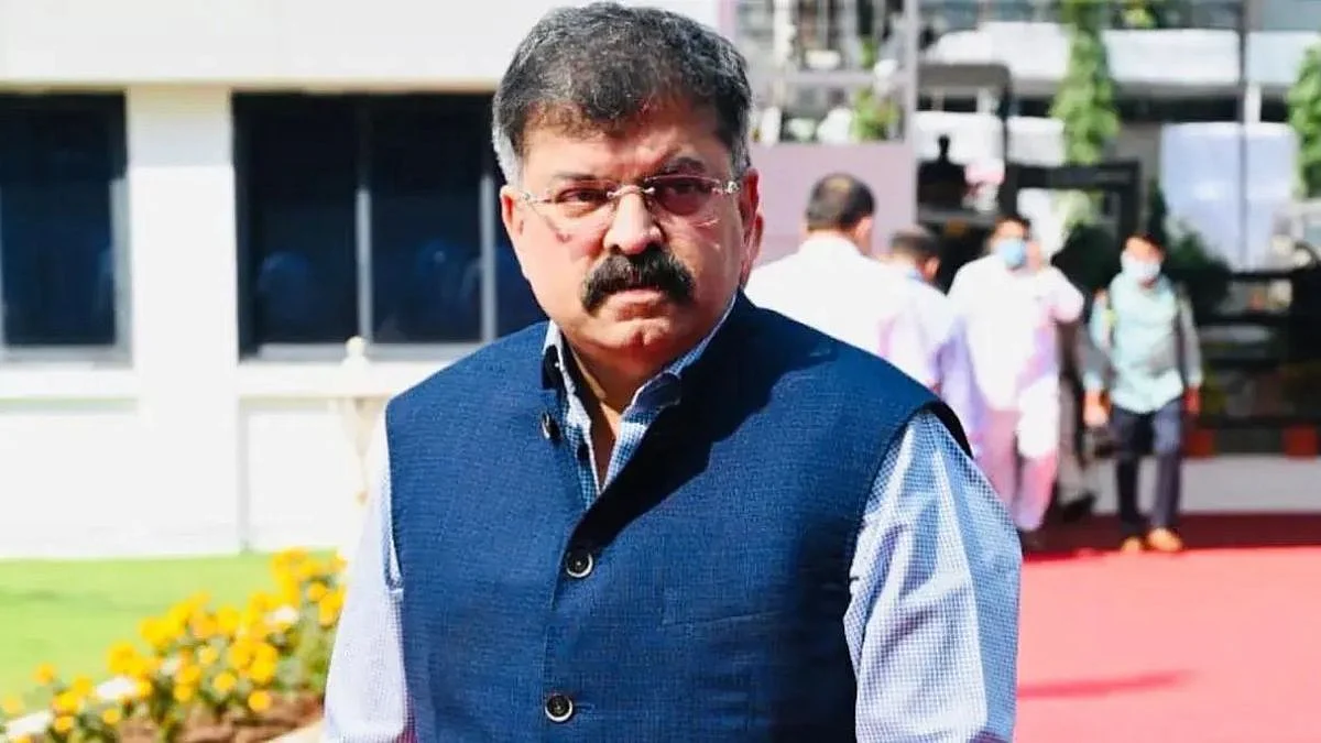 राष्ट्रवादीची बैठकीला दांडी मारुन जितेंद्र आव्हाड थेट एकनाथ शिंदेच्या भेटीला