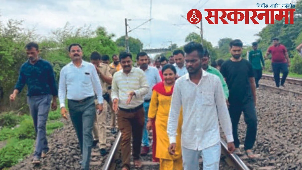 MLA Kishor Patil & flood affected citizens.