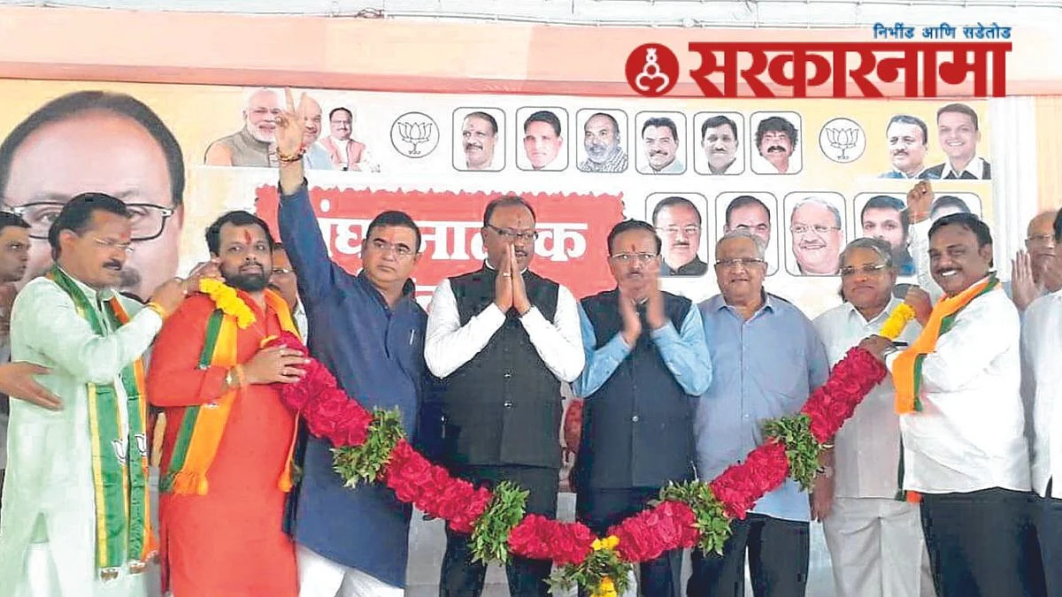Chandrashekhar Bavankule with BJP leaders of Dhule.