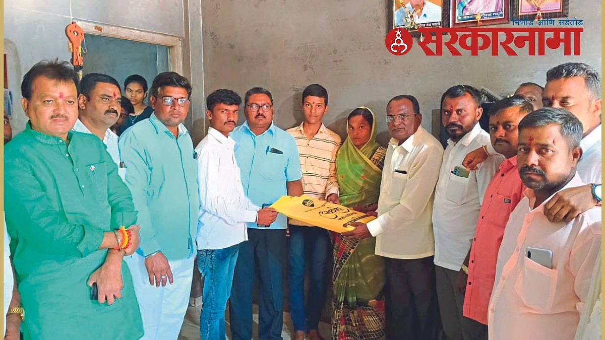 Shivsena leaders with farmers family