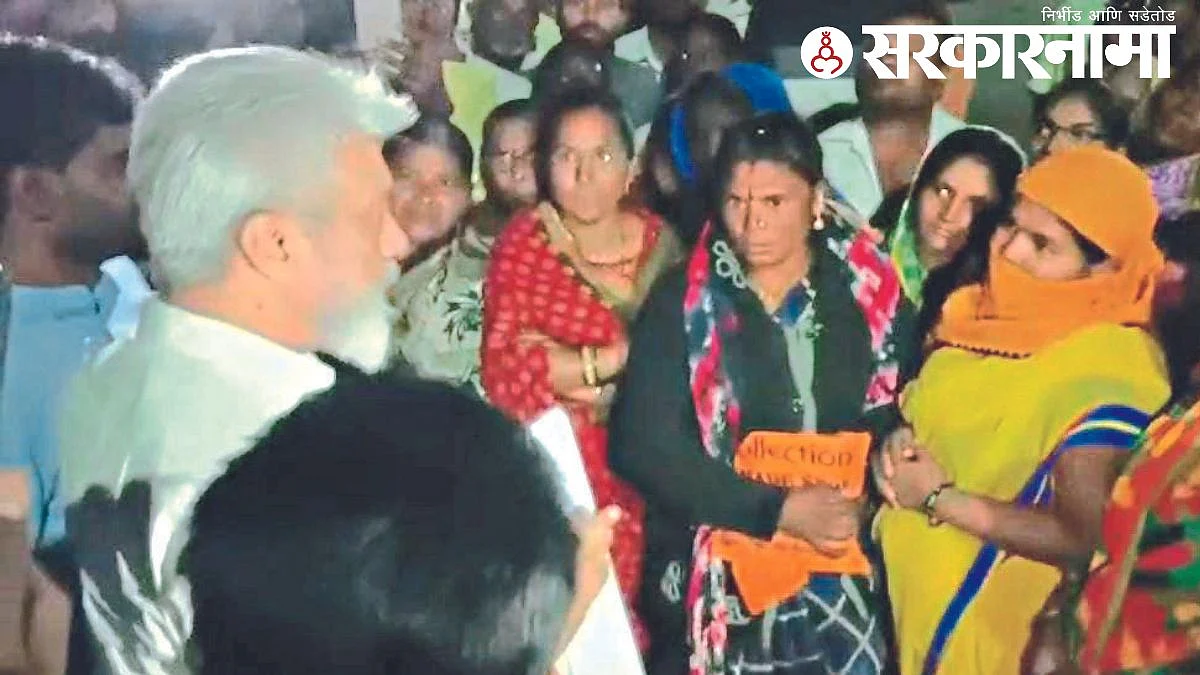 Dada Bhuse with womens delegation