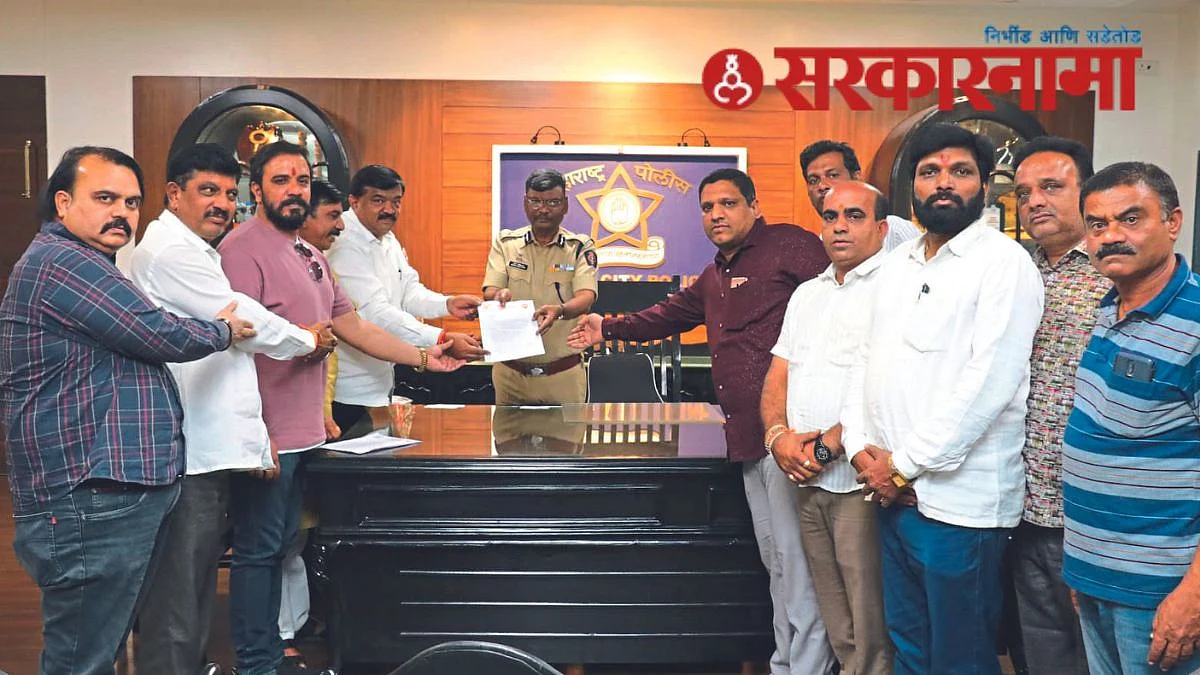 Shivsena leaders at Commissioner Office