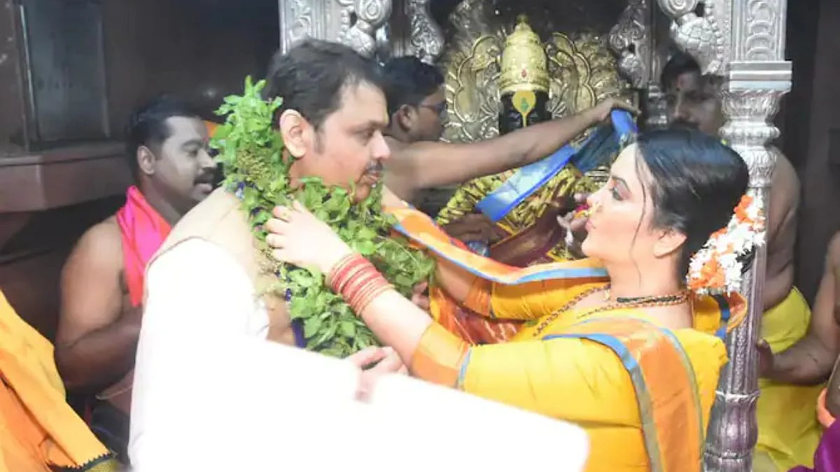 देवेंद्र फडणवीसांच्या हस्ते सपत्नीक विठ्ठलाची महापूजा संपन्न
