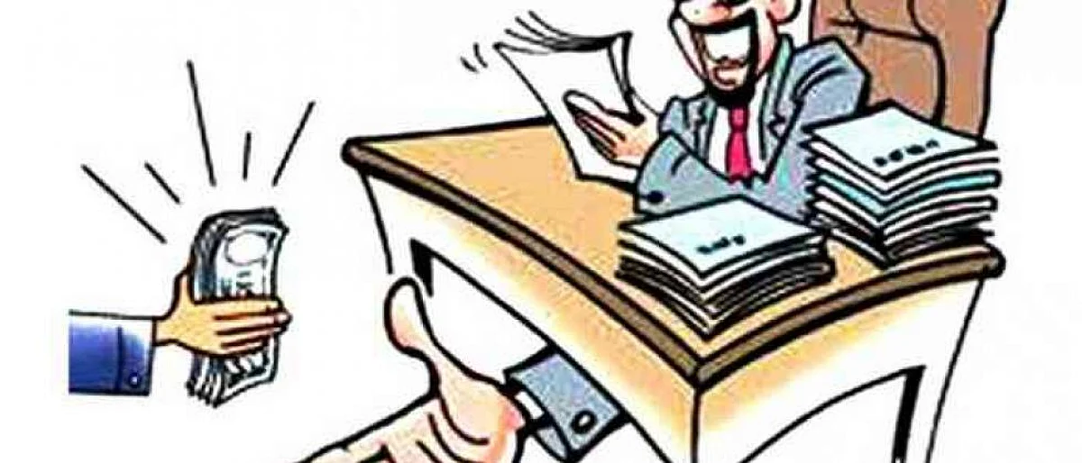वडगावच्या दुय्यम निबंधकास लाच घेताना पकडले; शिरूरच्या भूकरमापकावरही गुन्हा दाखल