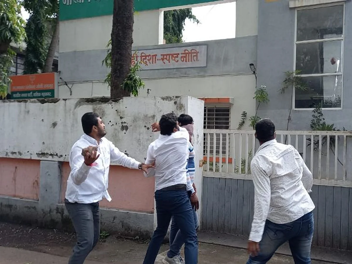 भाजप कार्यालयावर दगडफेक; शिवसेना नगरसेवकांना जामीन