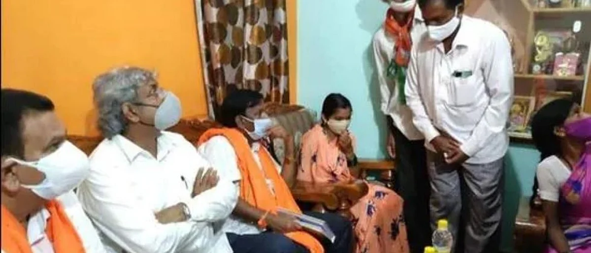 धक्कादायक : जवान सीमेवर तैनात अन् सांत्वनासाठी केंद्रीय मंत्री पोचले घरी