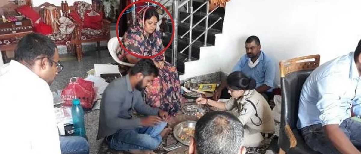 अबब...महिला सरपंचाकडे सापडली तब्बल 19 कोटी रुपयांची बेहिशेबी संपत्ती