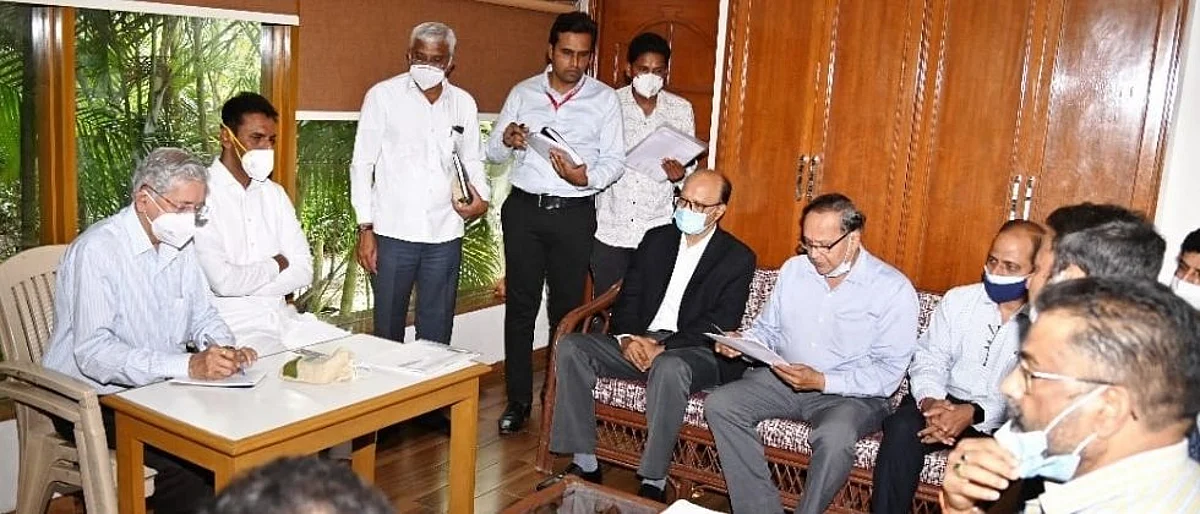नगर जिल्ह्यातील 'एमआयडीसी'च्या प्रश्नांवर मंत्री गडाखांनी घेतला पुढाकार
