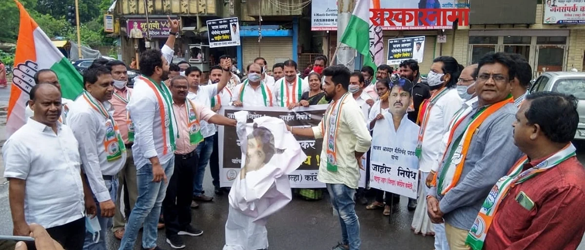 चंद्रपुरात आमदार गोपीचंद पडळकर यांच्या पुतळ्याला जोड्याने बडवले...
