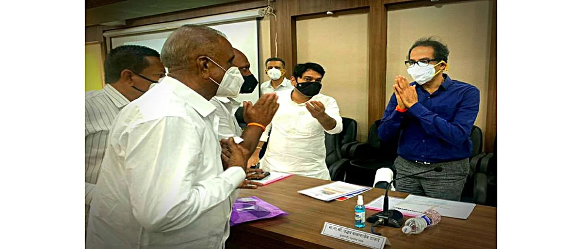 अन् निवेदन घेण्यासाठी मुख्यमंत्री खूर्चीतून उठून उभे राहिले....