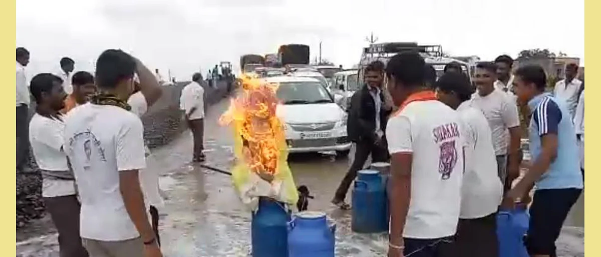 महादेव जानकरांच्या पुतळ्याचे दहन