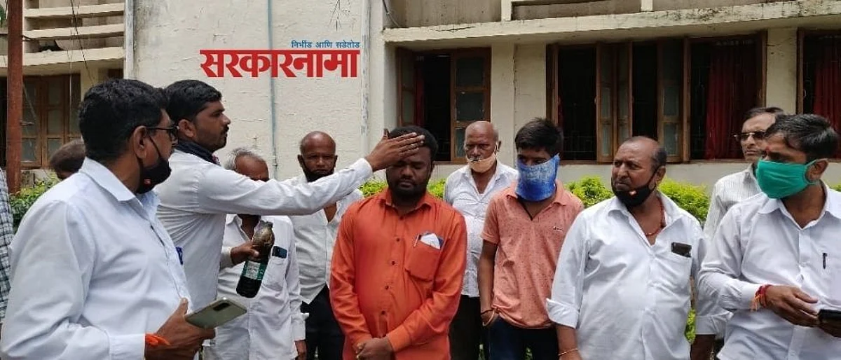 तनपुरे कारखान्याच्या कामगारांनी प्रवरेकडून आलेल्या अधिकाऱ्याच्या तोंडाला फासले काळे