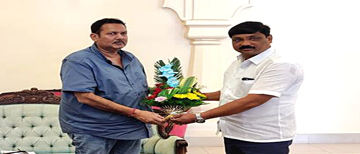 राष्ट्रवादीचा पदाधिकारी उदयनराजेंना परस्पर भेटला.... राजकीय चर्चांना उधाण