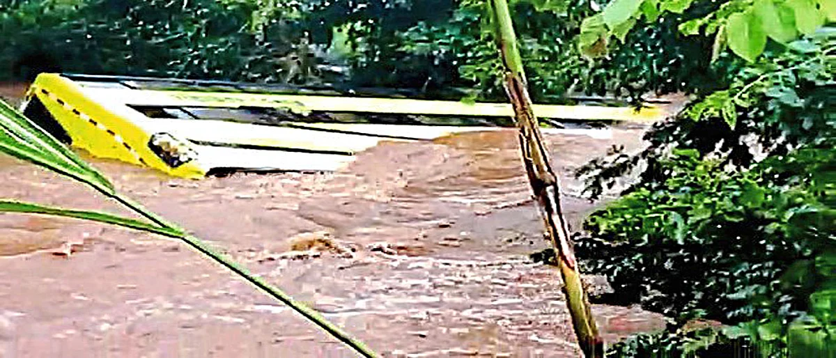 पांगिरेजवळ चिकोत्रा पुलावरून बस वाहून गेली ; ११ प्रवाशी बचावले, चालकास अटक