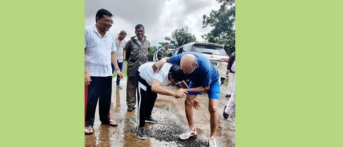 हे नेते अजूनही तरुण ! मुरकुटे- कर्डिले यांची रस्त्यातच कुस्ती