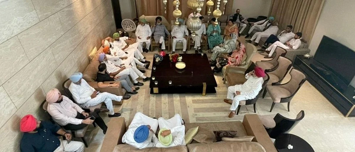 navjot singh sidhu visits golden temple with 63 congress mlas
