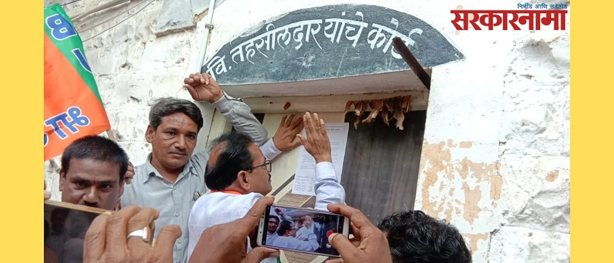शेतकऱ्यांसाठी डॉ. बोंडे झाले आक्रमक, तहसीलदारांच्या कक्षाला ठोकले कुलूप…