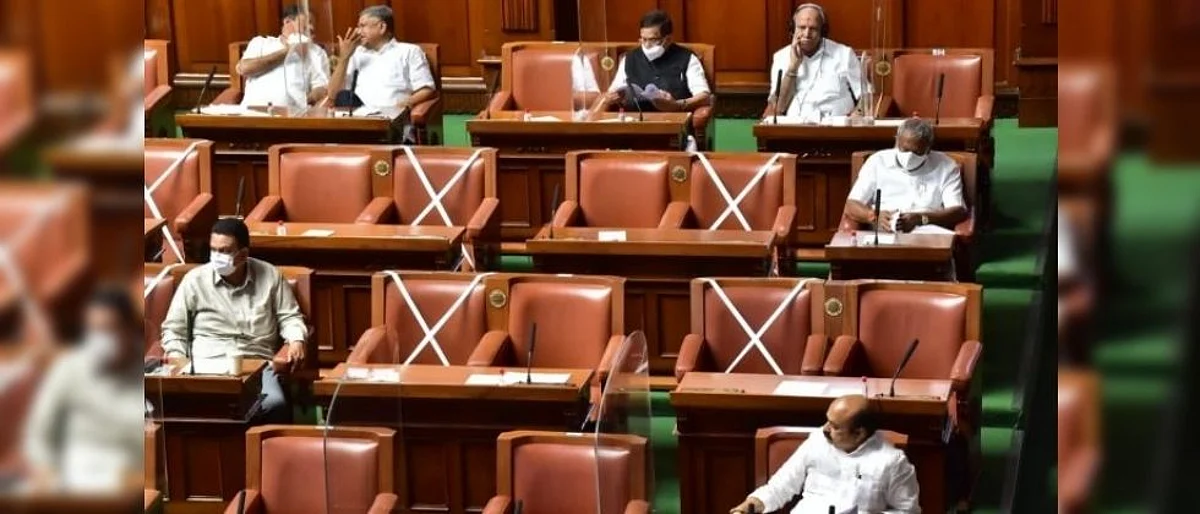 विधानसभेत येडियुरप्पांची जागा पहिल्या बाकावरून थेट शेवटच्या बाकावर