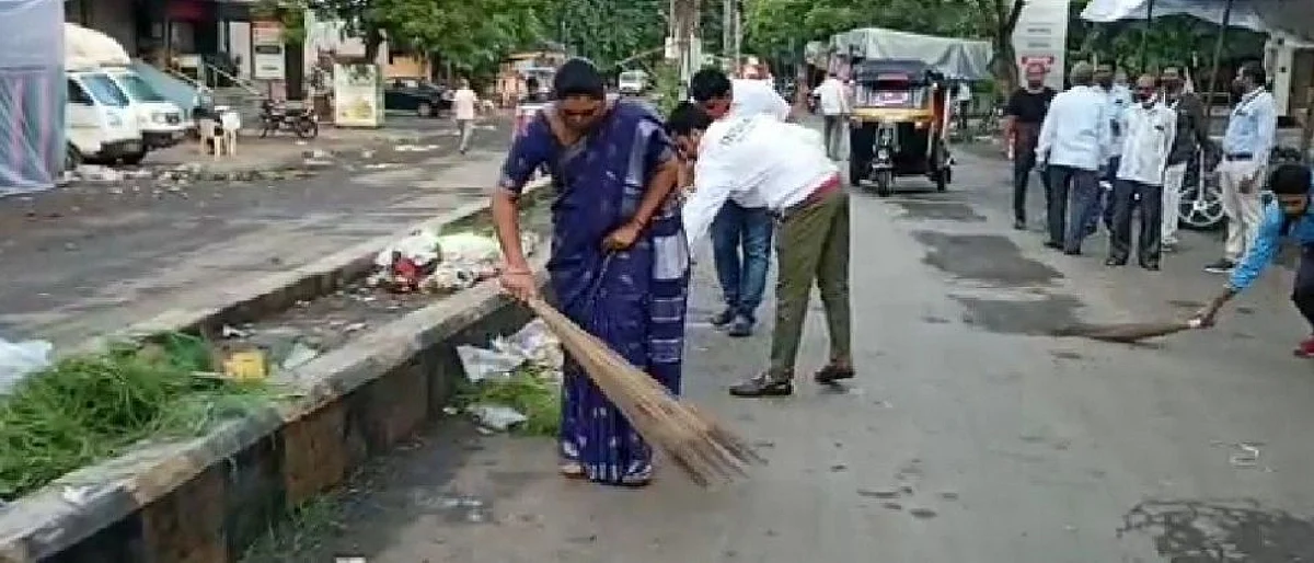 शिवसेनेच्या महापौरांनी घेतला हातात झाडू ; भाजपला प्रत्युत्तर