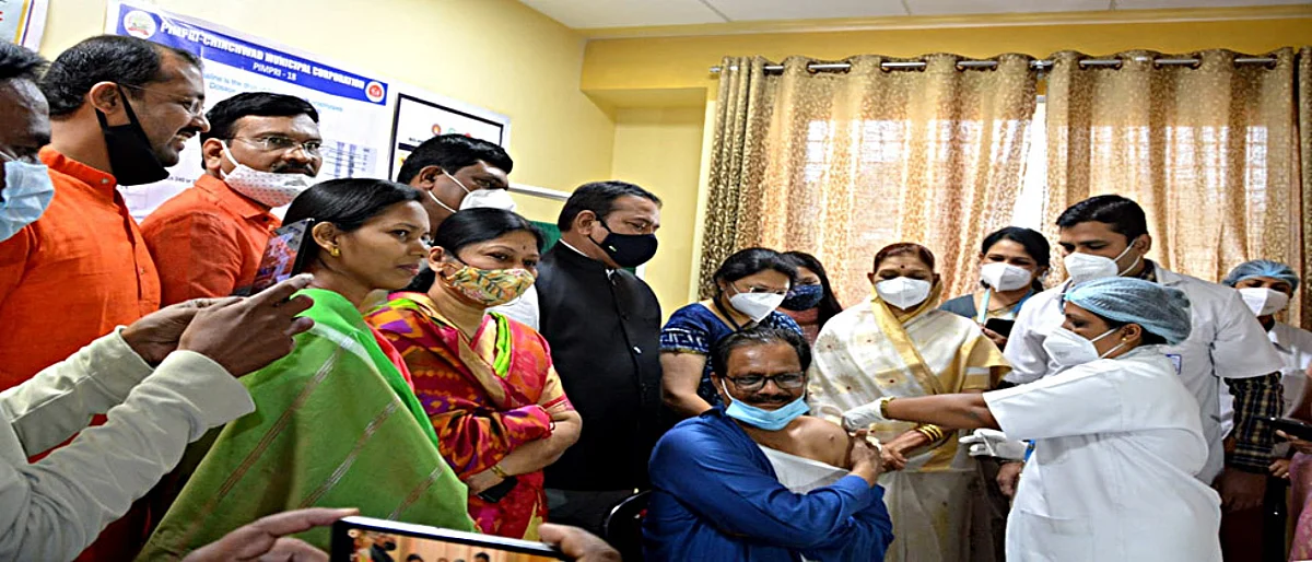 पिंपरीत पहिला कोरोनाचा डोस अतिरिक्त आरोग्य अधिकाऱ्यांना