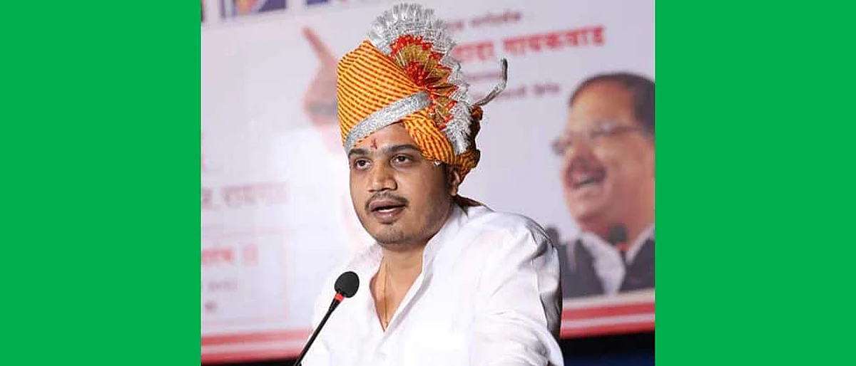 फडणवीस वारंवार खोटे बोलून ते खरे करून दाखवण्याचा प्रयत्न करतात…