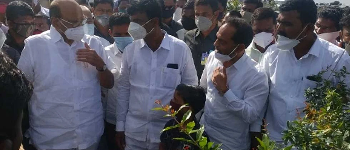 पोलिसांनी अडवलेल्या महिलांना शरद पवारांनी व्यासपीठासमोर बसविले