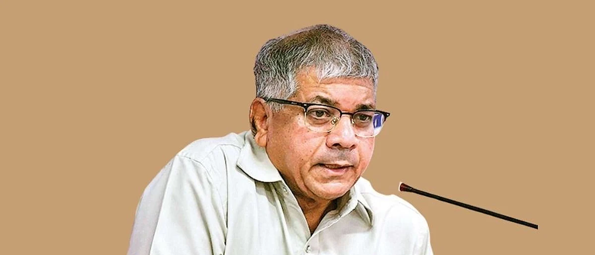 'RSSने आता आपल्या मुलानाही नाकारलं ; प्रकाश आंबेडकरांचं टीकास्त्र
