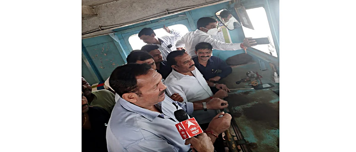 बोट चालवत खासदार उदयनराजे मंत्री एकनाथ शिंदेंच्या भेटीला...