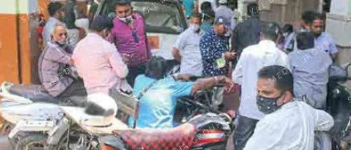 वंचितच्या कार्यकर्त्यांनी लाथा मारून तोडले आयुक्तांच्या कार्यालयाचे गेट...