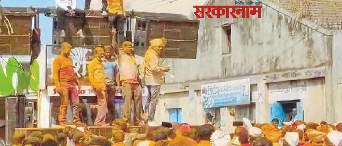 सरपंचाच्या विजयी मिरवणुकीत चक्क नोटांची उधळण !