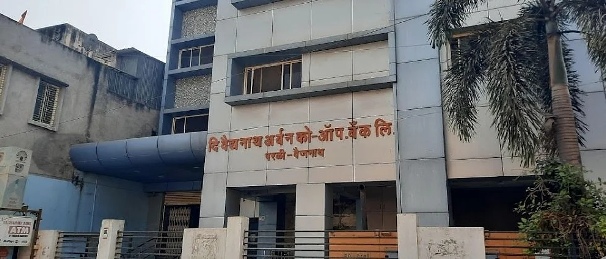 पंकजा यांच्या अडचणी वाढण्याची शक्यता : वैद्यनाथ बॅंकेचा अधिकारी अटकेत
