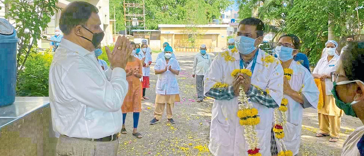 कोरोना योद्धा दांपत्याचे मंत्र्यांनी केले स्वागत