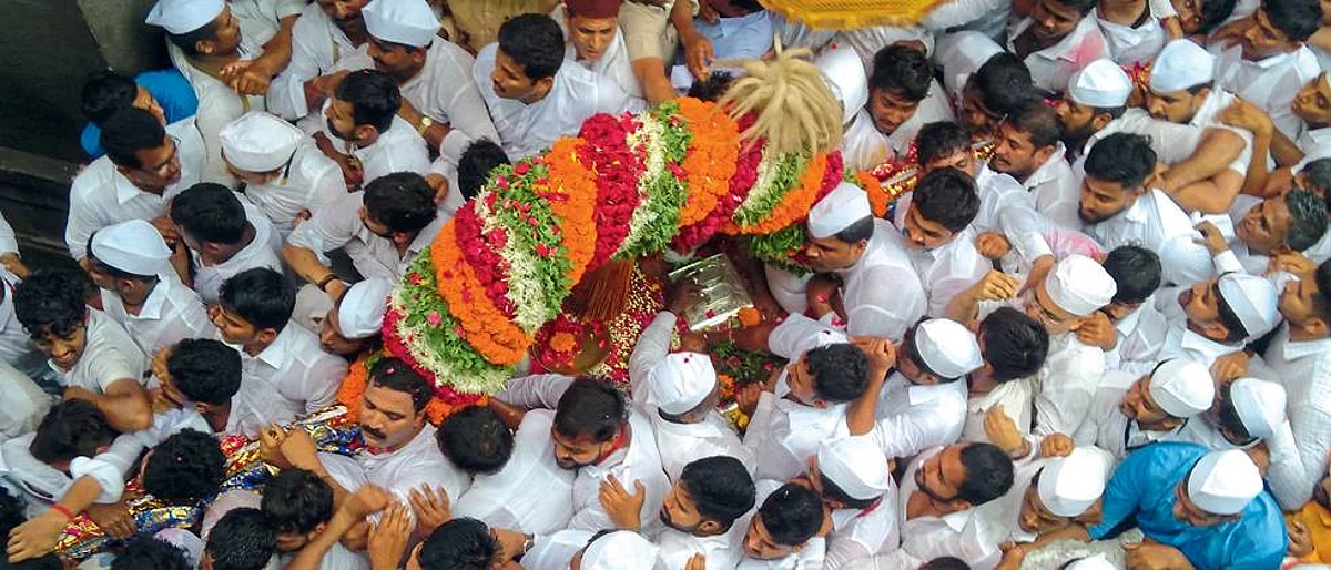 शिवसैनिक म्हणतोय...माउलींच्या पादुका नेणाऱ्या हेलिकॉप्टरचा खर्च उचलणार !